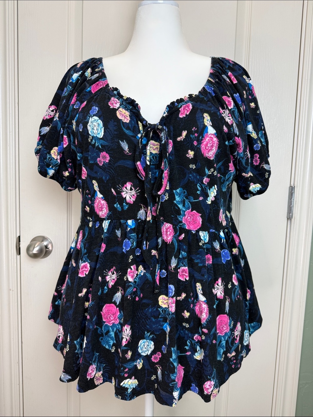 Torrid Disney Alice in Wonderland Floral Tie Front Peplum Top sz 1X EUC